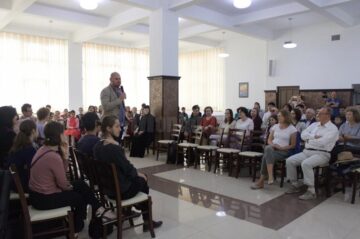 Violonistul Alexandru Tomescu a vizitat recent Așezământul de copii ,,Sf. Ierarh Leontie” din Rădăuți