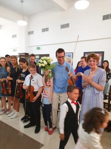Violonistul Alexandru Tomescu a vizitat recent Așezământul de copii ,,Sf. Ierarh Leontie” din Rădăuți