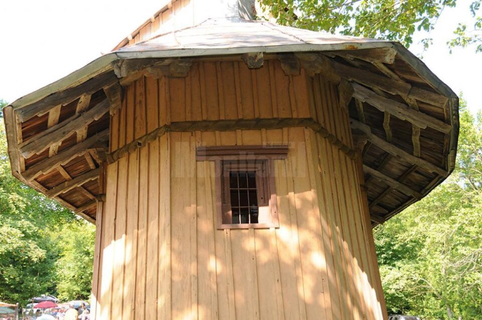 Structura din lemn a bisericii are nevoie urgentă de restaurare