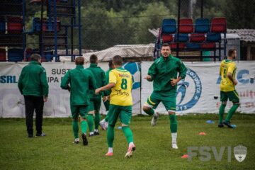 Alexandru Marin, cu fața, a reușit o dublă pentru Foresta în amicalul cu FC Pojorâta. Foto: Costi Solovastru
