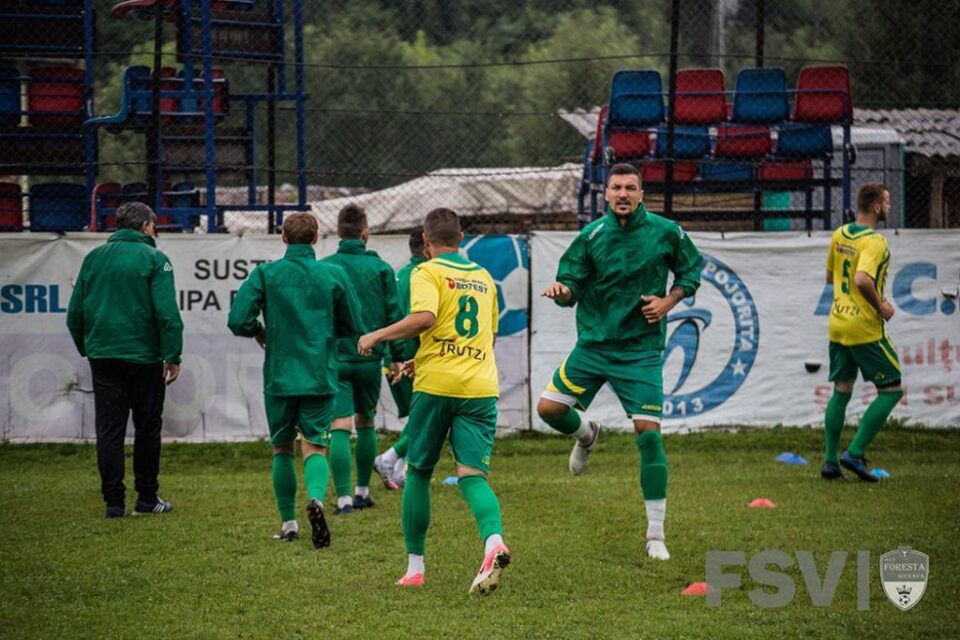 Alexandru Marin, cu fața, a reușit o dublă pentru Foresta în amicalul cu FC Pojorâta. Foto: Costi Solovastru Alexandru Marin, cu fața, a reușit o dublă pentru Foresta în amicalul cu FC Pojorâta. Foto: Costi Solovastru