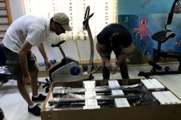 24 de tineri angajați ai unei corporații din Iași, voluntari la un centru de copii din Gura Humorului