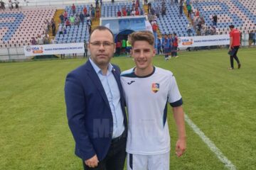 Cosmin Tucaliuc a fost felicitat la finalul partidei de la Buzău de către Ciprian Anton, președintele AJF Suceava