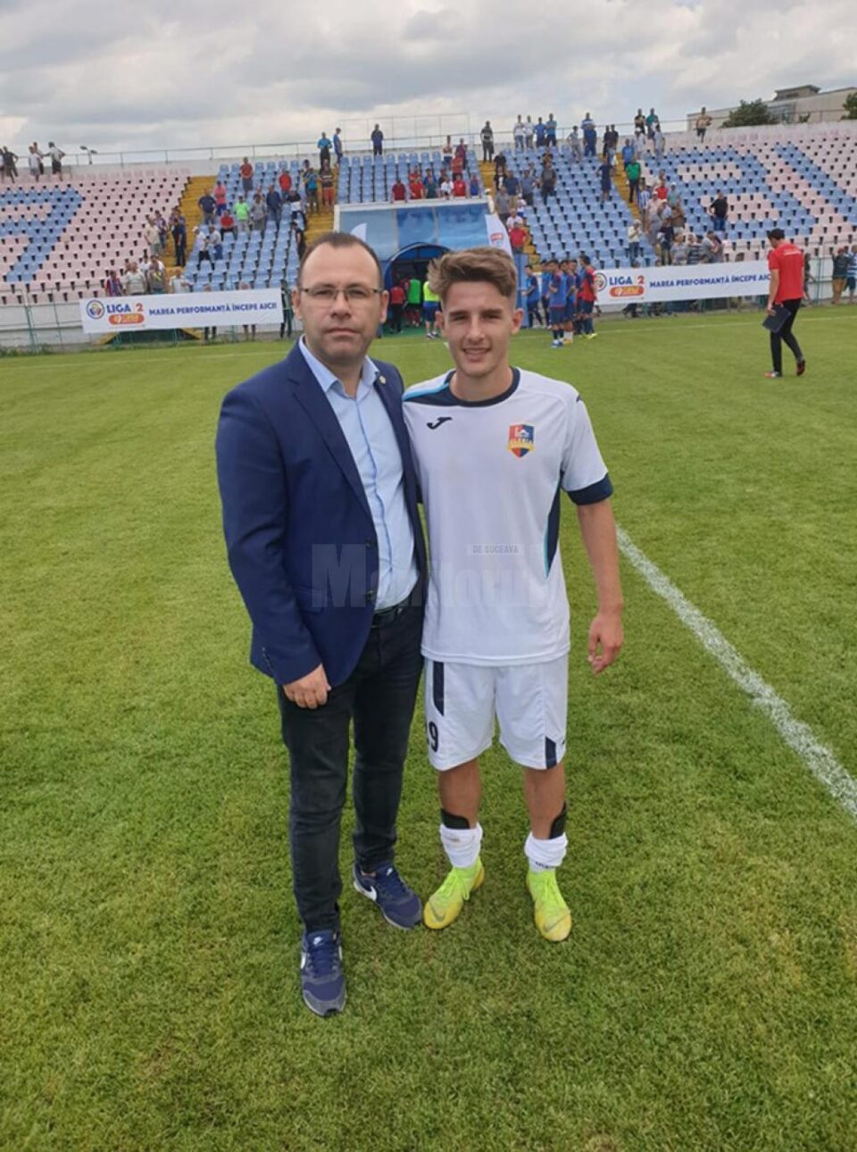 Cosmin Tucaliuc a fost felicitat la finalul partidei de la Buzău de către Ciprian Anton, președintele AJF Suceava Cosmin Tucaliuc a fost felicitat la finalul partidei de la Buzău de către Ciprian Anton, președintele AJF Suceava