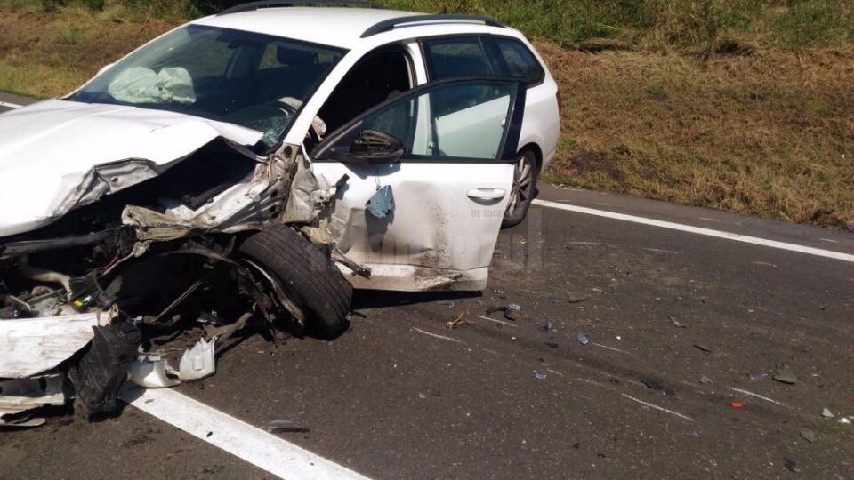 Un autoturism Skoda implicat in accident, a fost grav avariat