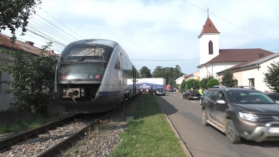 Trenul de Putna, oprit aproape o oră la Rădăuți de un tir rămas pe calea ferată