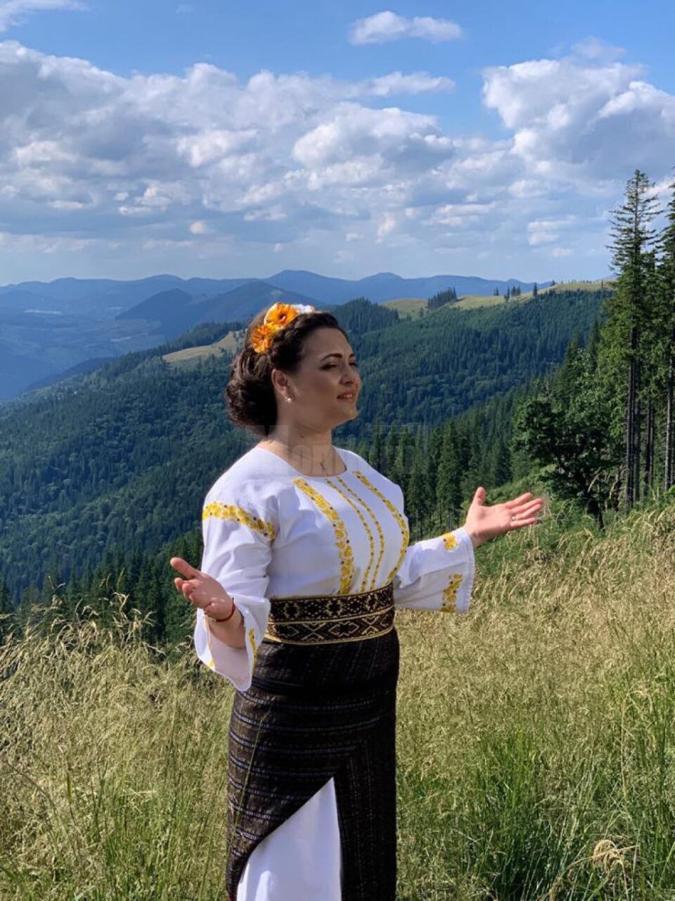 „Românie, draga mea”, cea mai recentă piesă lansată de artista Laura Olteanu, dedicată românilor de pretutindeni