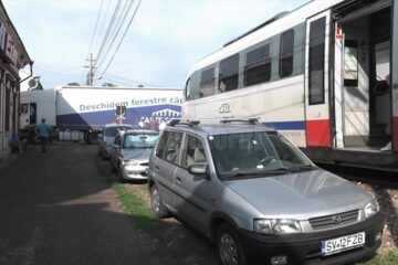 Trenul de Putna, oprit aproape o oră la Rădăuți de un tir rămas pe calea ferată
