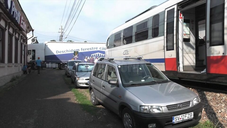 Trenul de Putna, oprit aproape o oră la Rădăuți de un tir rămas pe calea ferată