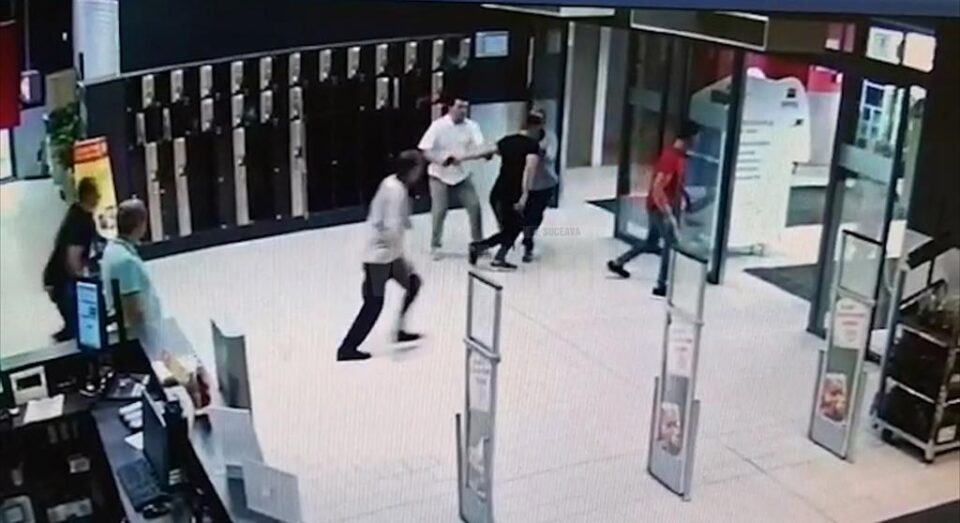 Hoții au reușit să scape cu fuga, chiar dacă la ieșirea din magazin îi așteptau mai mulți agenți de securitate