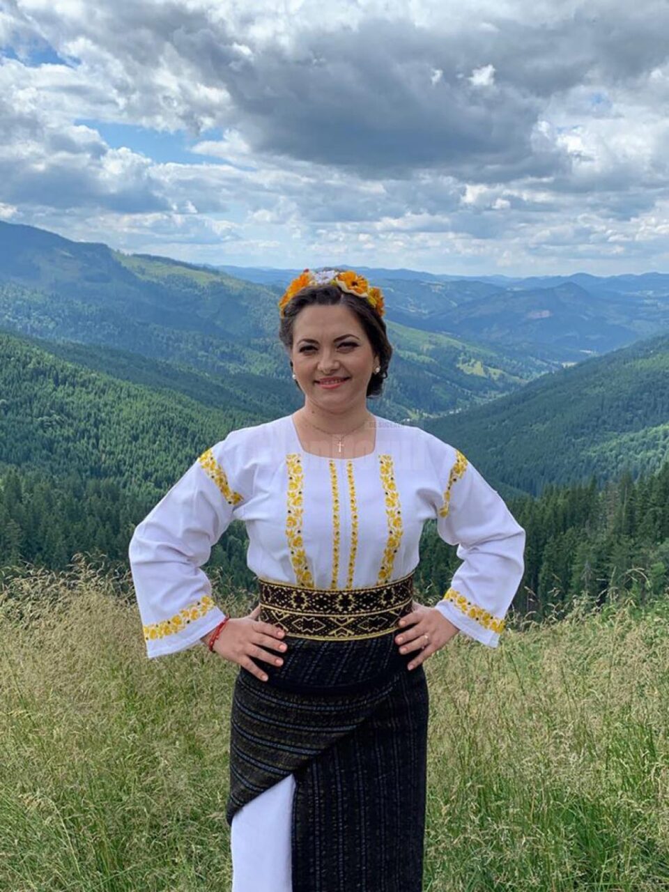 „Românie, draga mea”, cea mai recentă piesă lansată de artista Laura Olteanu, dedicată românilor de pretutindeni