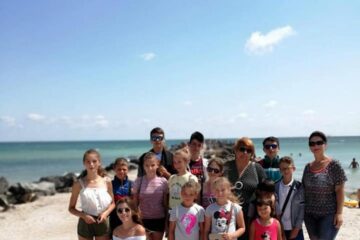 Un grup de copii din Bechișești a beneficiat de o vacanță la malul Marii Negre