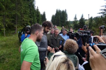 Reprezentanții Greenpeace România și cei ai RNP, în teren, la locul unde au fost semnalate inițial ilegalitățile