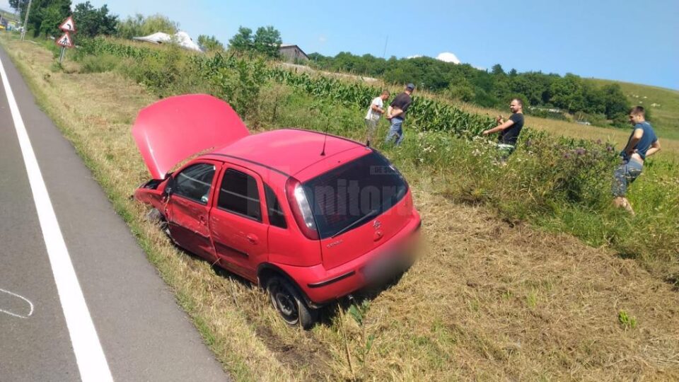 Un autoturism înmatriculat în Prahova a fost proiectat în șanț