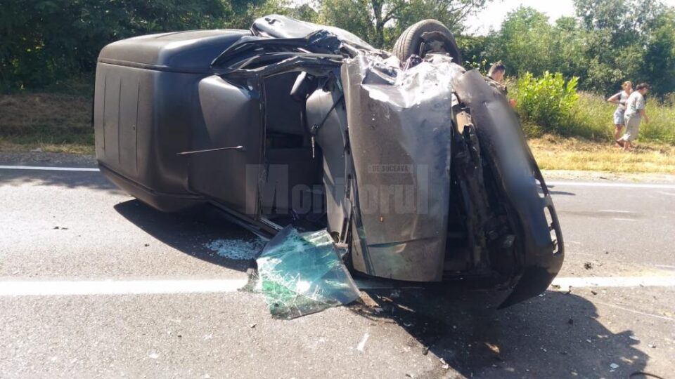 O furgonetă implicată în accident a rămas răsturnată în mijlocul drumului