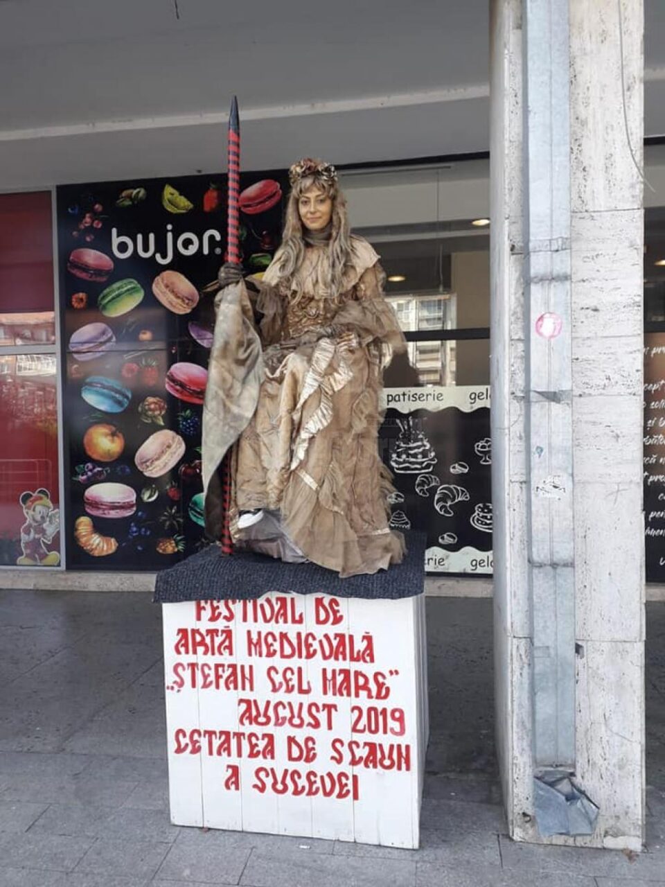 Statui levitante pe strazile Sucevei 3