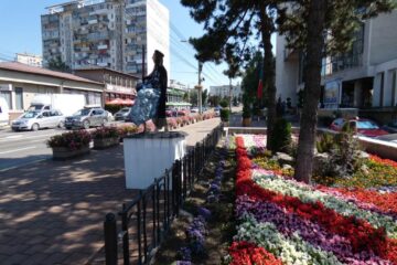 Statui vii și levitante, care anunță începerea Festivalului Medieval, pe străzile Sucevei