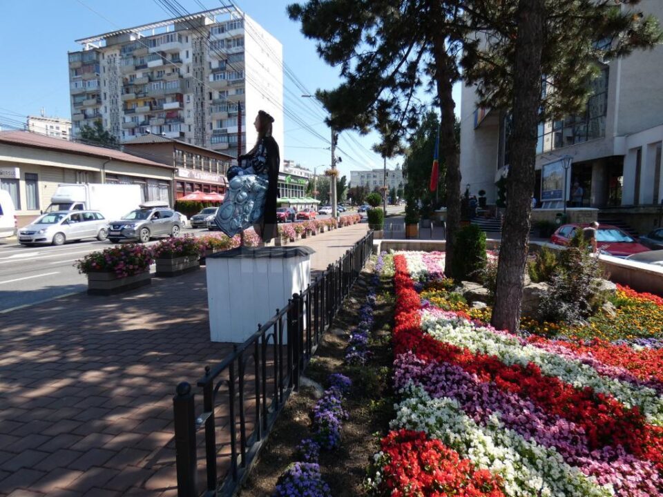 Statui vii și levitante, care anunță începerea Festivalului Medieval, pe străzile Sucevei