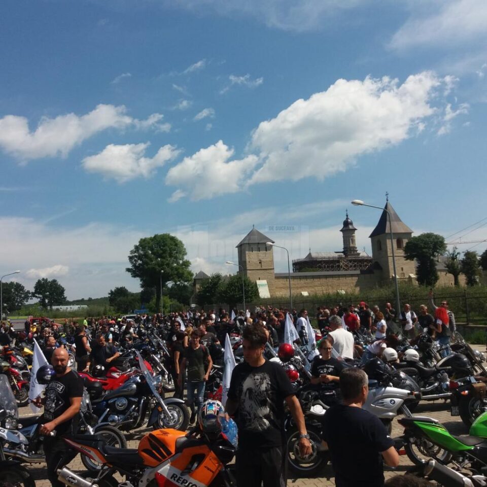 Tradiționala paradă a motocicliștilor, de sâmbătă, s-a încheiat la Mănăstirea Dragomirna Tradiționala paradă a motocicliștilor, de sâmbătă, s-a încheiat la Mănăstirea Dragomirna