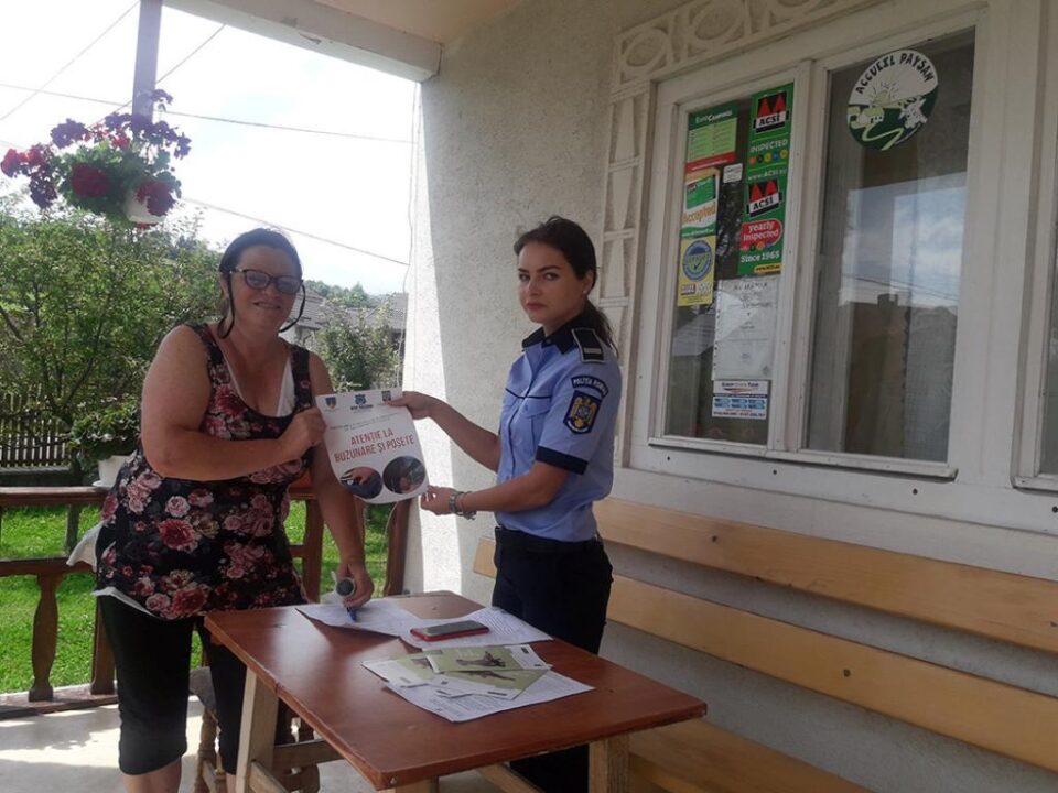 Turiștii care vin în județul Suceava, sfătuiți de polițiști cum să se păzească de hoți
