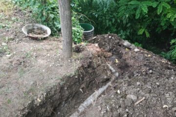 O familie de pe strada Mihail Sadoveanu a construit o canalizare ilegală, prin intermediul căreia deversează totul pe versantul de nord-est al municipiului Suceava