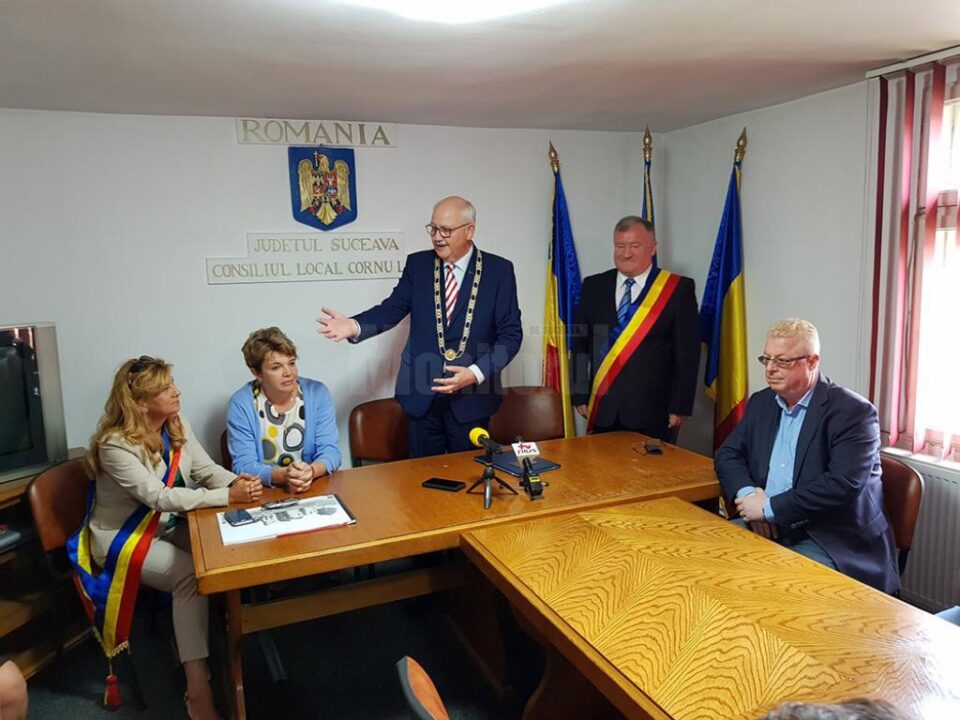 Primarul Herbert Hofauer a fost prezent la Cornu Luncii pentru a primi titlul de "Cetățean de onoare" al acestei comune