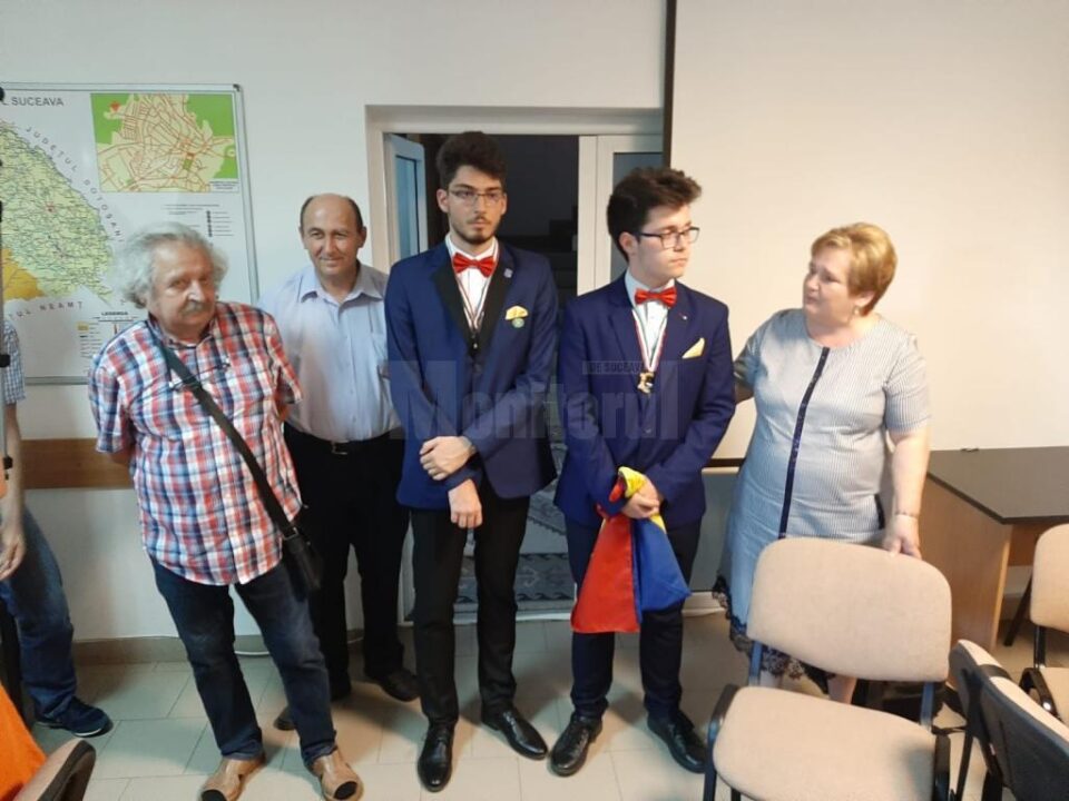 Olimpicii de la astronomie și Corala Colegiului „Ștefan cel Mare”, primiți cu tort de conducerea Inspectoratului Școlar
