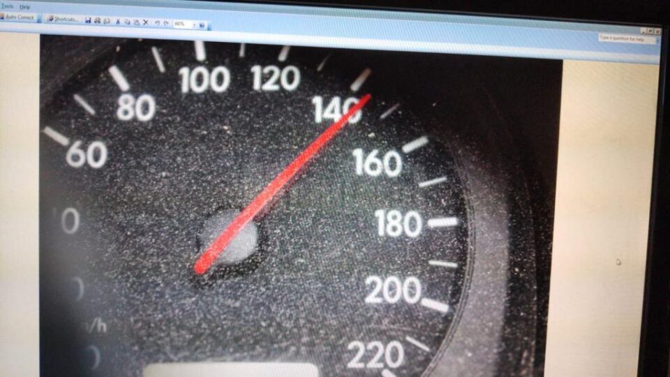Acul kilometrajului, blocat la 141 km/h