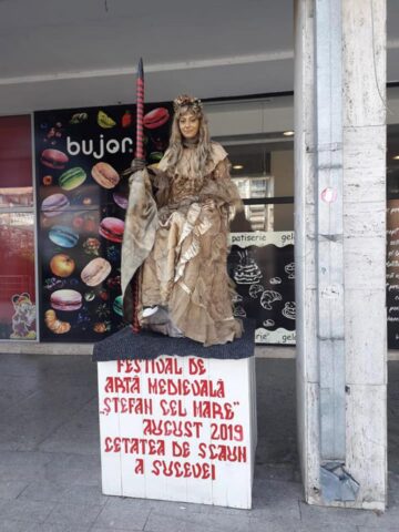 Statui levitante pe străzile Sucevei