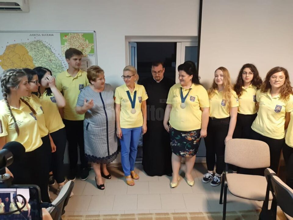 Olimpicii de la astronomie și Corala Colegiului „Ștefan cel Mare”, primiți cu tort de conducerea Inspectoratului Școlar