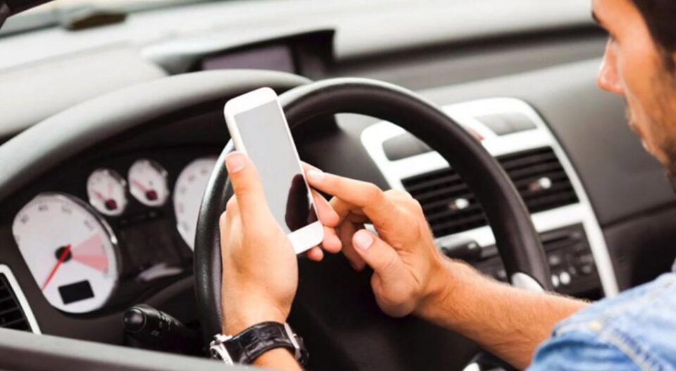 Codul Rutier a fost modificat pentru a preveni „live-ul la volan”. Foto: cars.ro