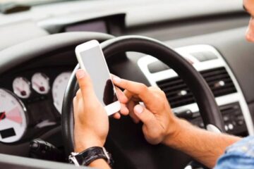 Codul Rutier a fost modificat pentru a preveni „live-ul la volan”. Foto: cars.ro