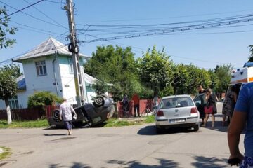 Din impactul dintre cele două autovehicule, Fiat-ul s-a răsturnat pe cupolă, iar cei doi conducători auto au fost răniți ușor