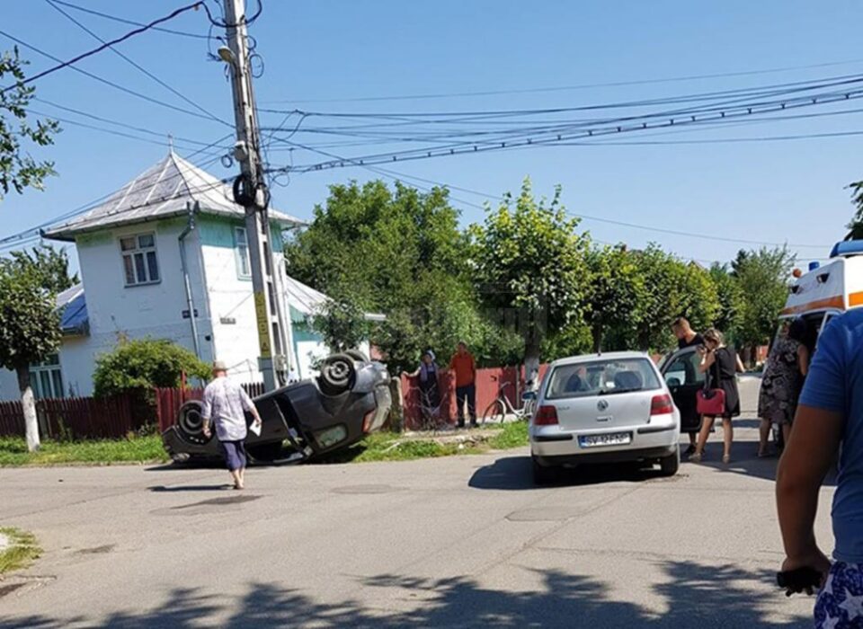 Din impactul dintre cele două autovehicule, Fiat-ul s-a răsturnat pe cupolă, iar cei doi conducători auto au fost răniți ușor Din impactul dintre cele două autovehicule, Fiat-ul s-a răsturnat pe cupolă, iar cei doi conducători auto au fost răniți ușor