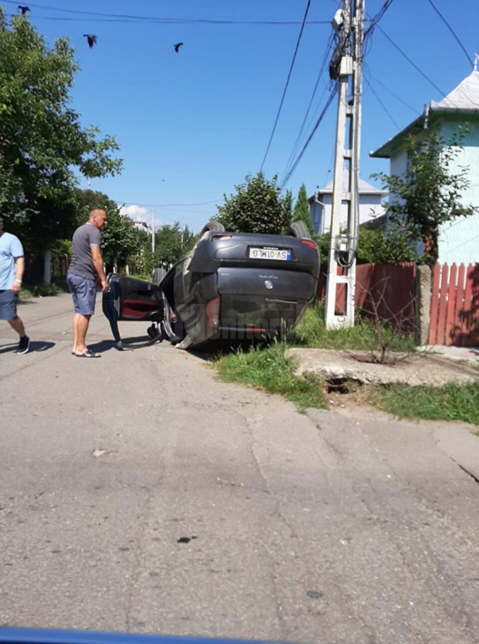 Autoturism Fiat răsturnat pe cupolă, după impactul cu un Volkswagen