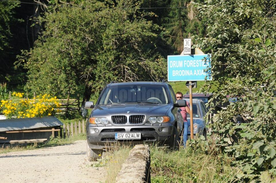 O parte din drum nu poate fi asfaltat, fiind drum forestier aflat în proprietatea Regiei Naționale a Pădurilor