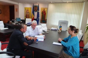 Ion Lungu a semnat contractul pentru asfaltarea a cinci străzi de pământ din Suceava