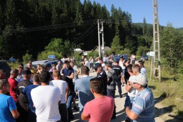 Localnicii de pe Valea Brodinei au protestat în cursul dimineții de marți, pentru refacerea drumului care deservește șase sate