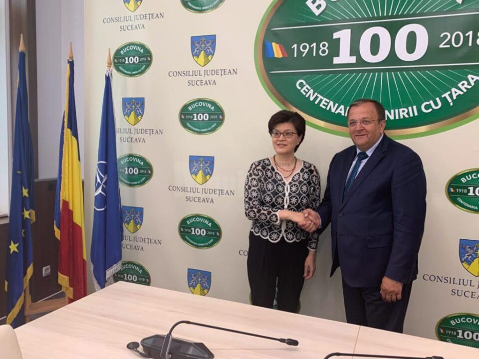 Președintele Consiliului Județean Suceava, Gheorghe Flutur, și Excelența Sa Jiang Yu, Ambasador Extraordinar și Plenipotențiar al Republicii Populare Chineze în România