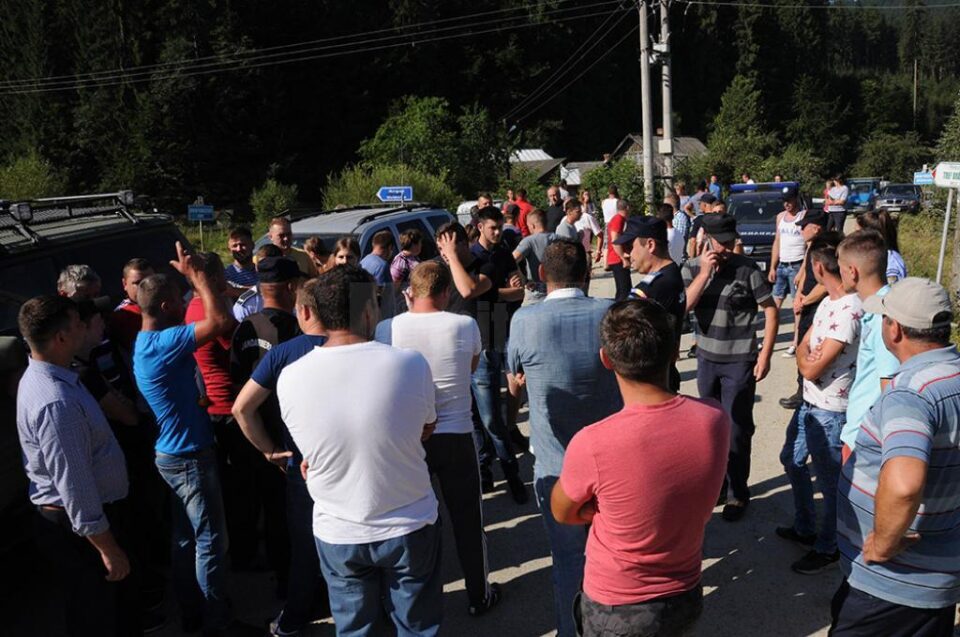 Localnicii de pe Valea Brodinei au protestat în cursul dimineții de marți, pentru refacerea drumului care deservește șase sate