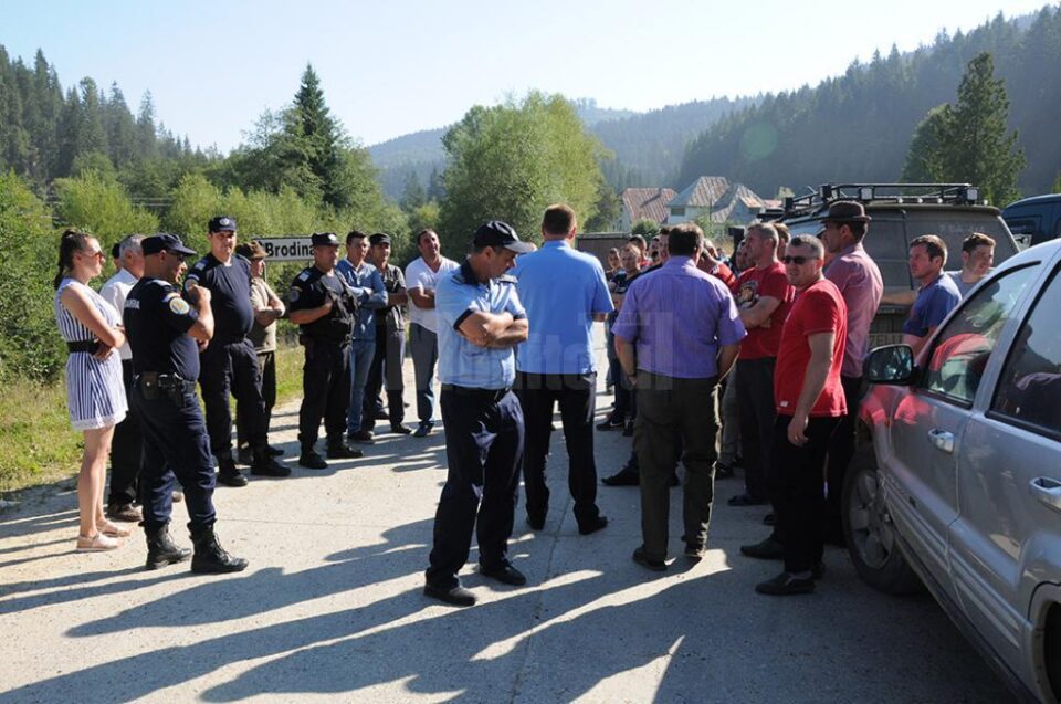 O grupă de jandarmi și polițiștii din zonă au calmat spiritele, transmițându-le oamenilor că blocarea drumului constituie infracțiune