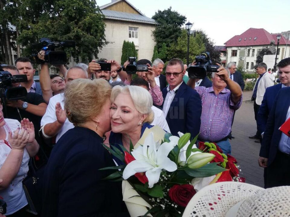 Aplauze, lacrimi și flori pentru premierul Viorica Dăncilă, la Fălticeni