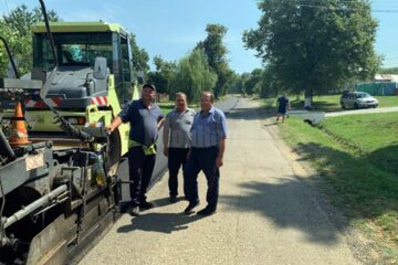 Flutur a inspectat lucrările de asfaltare a drumului de la Volovăț la Burla