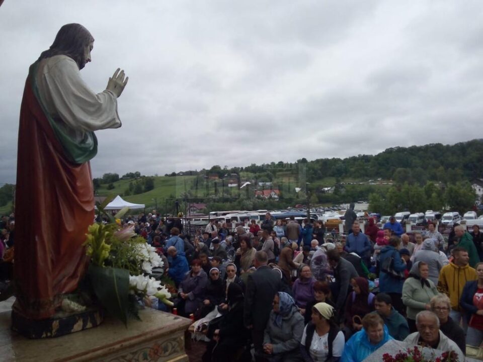 Credincioșii catolici, în așteptarea Sfintei Liturghii de la Cacica Credincioșii catolici, în așteptarea Sfintei Liturghii de la Cacica