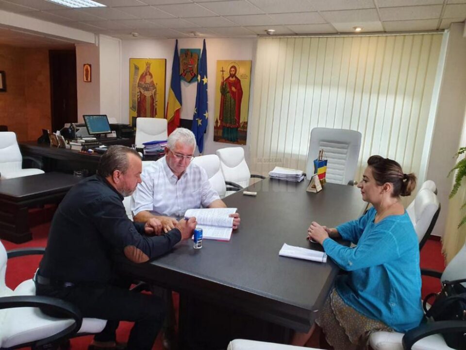 Lungu a semnat contractul pentru asfaltarea a cinci străzi de pământ din Suceava