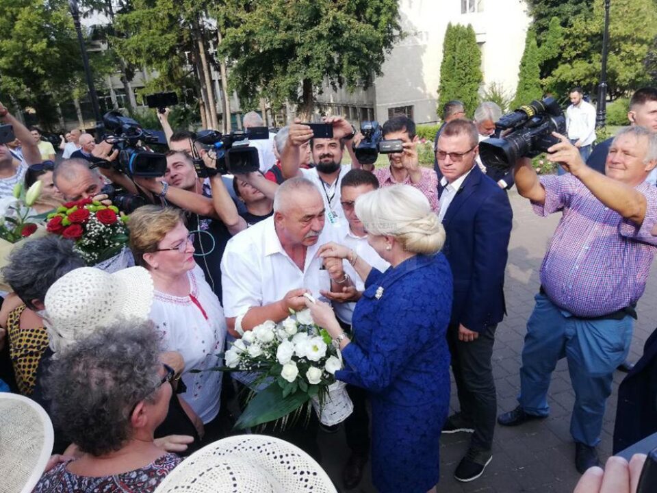 Aplauze, lacrimi și flori pentru premierul Viorica Dăncilă, la Fălticeni