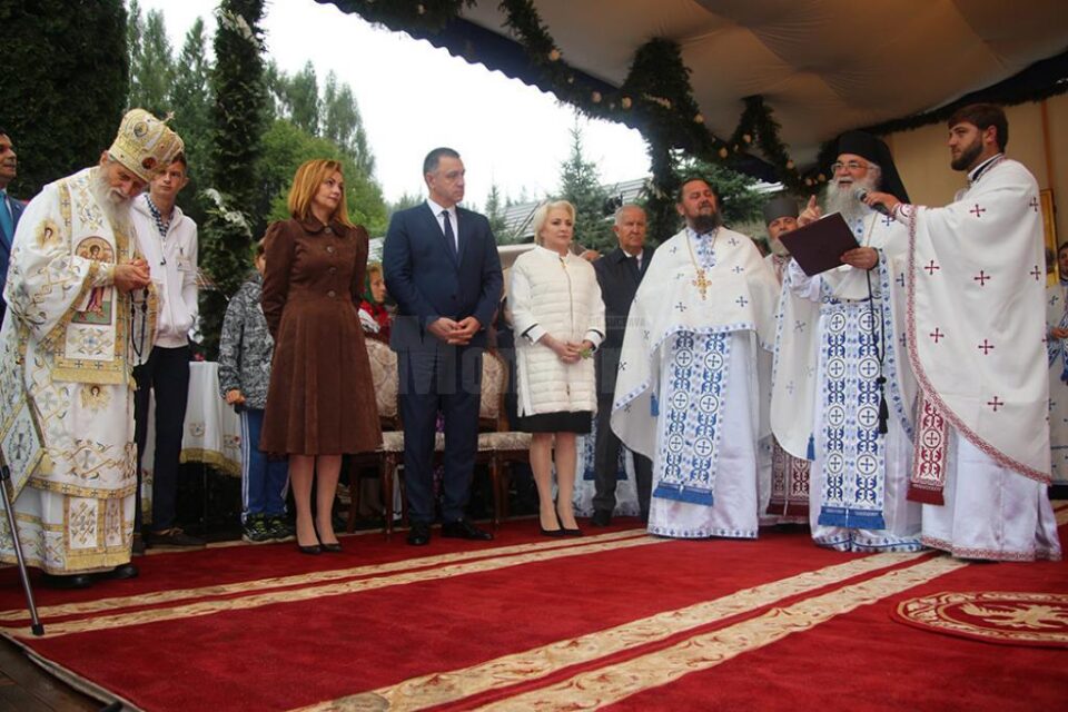 La sfârșitul slujbei, Viorica Dăncilă a fost invitată alături de preoții care au oficiat Sfânta Liturghie