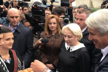 Viorica Dăncilă a fost întâmpinată cu pâine și sare la Mănăstirea Putna