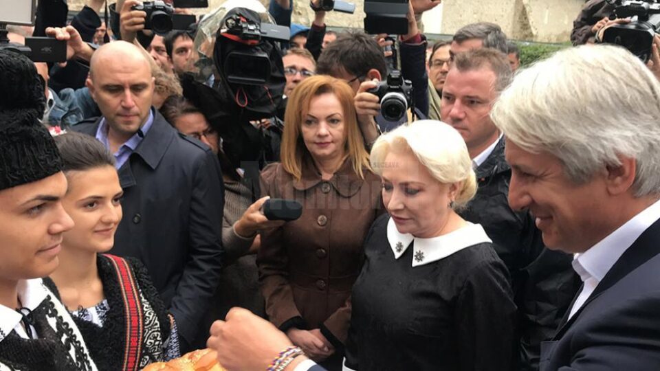 Viorica Dăncilă a fost întâmpinată cu pâine și sare la Mănăstirea Putna