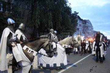Cea mai mare paradă cu făclii din România a dat startul Festivalului de Artă Medievală „Ștefan cel Mare" Suceava